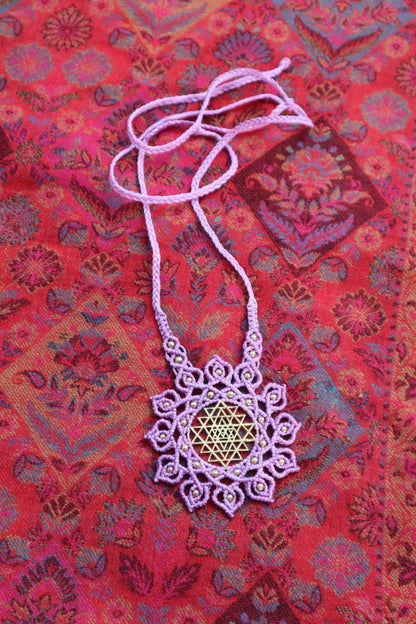 Sri Yantra Mandala Anhänger, Sri Yantra Halskette Makramee, Macrame Halskette, Heilige Geometrie, Devi, Göttin, Tantra, Mandalakette
