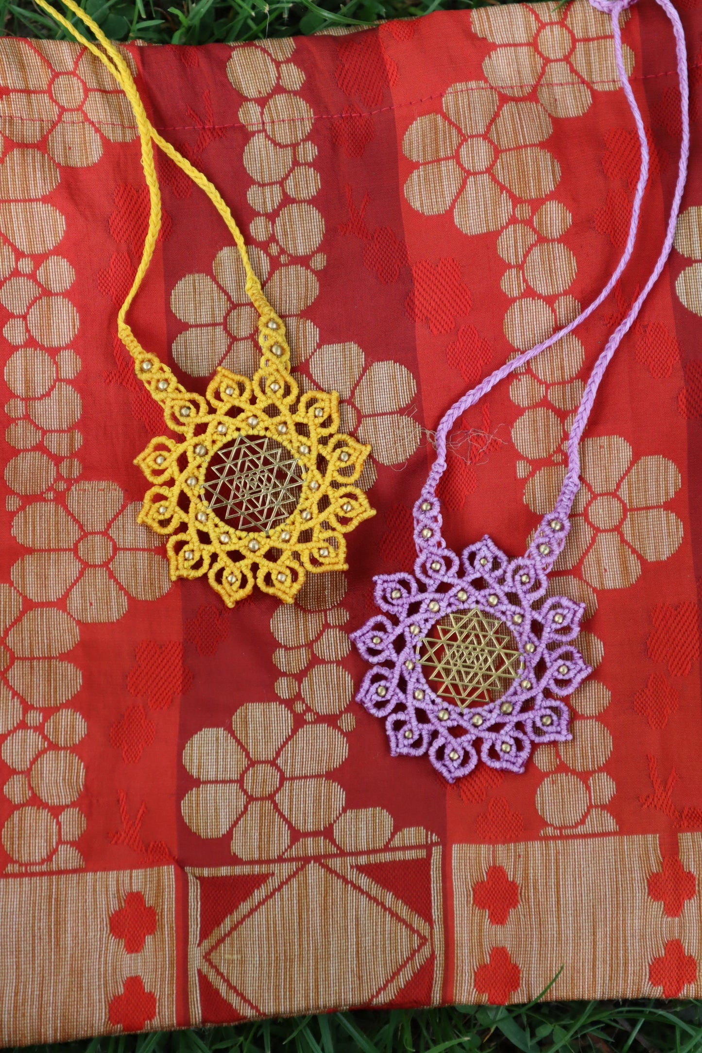 Sri Yantra Mandala Anhänger, Sri Yantra Halskette Makramee, Macrame Halskette, Heilige Geometrie, Devi, Göttin, Tantra, Mandalakette