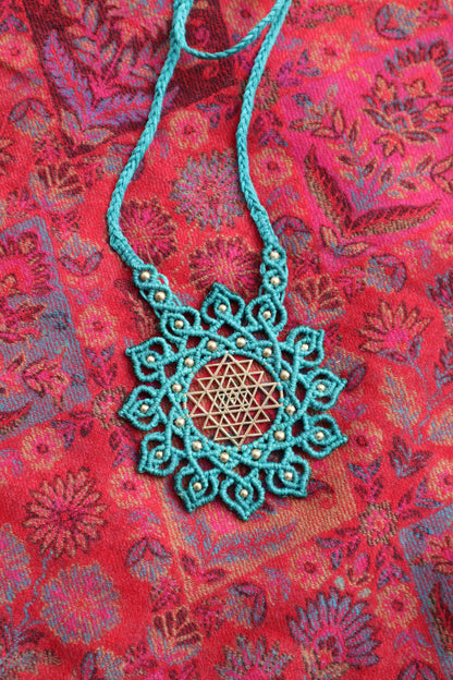 Sri Yantra Mandala Anhänger, Sri Yantra Halskette Makramee, Macrame Halskette, Heilige Geometrie, Devi, Göttin, Tantra, Mandalakette