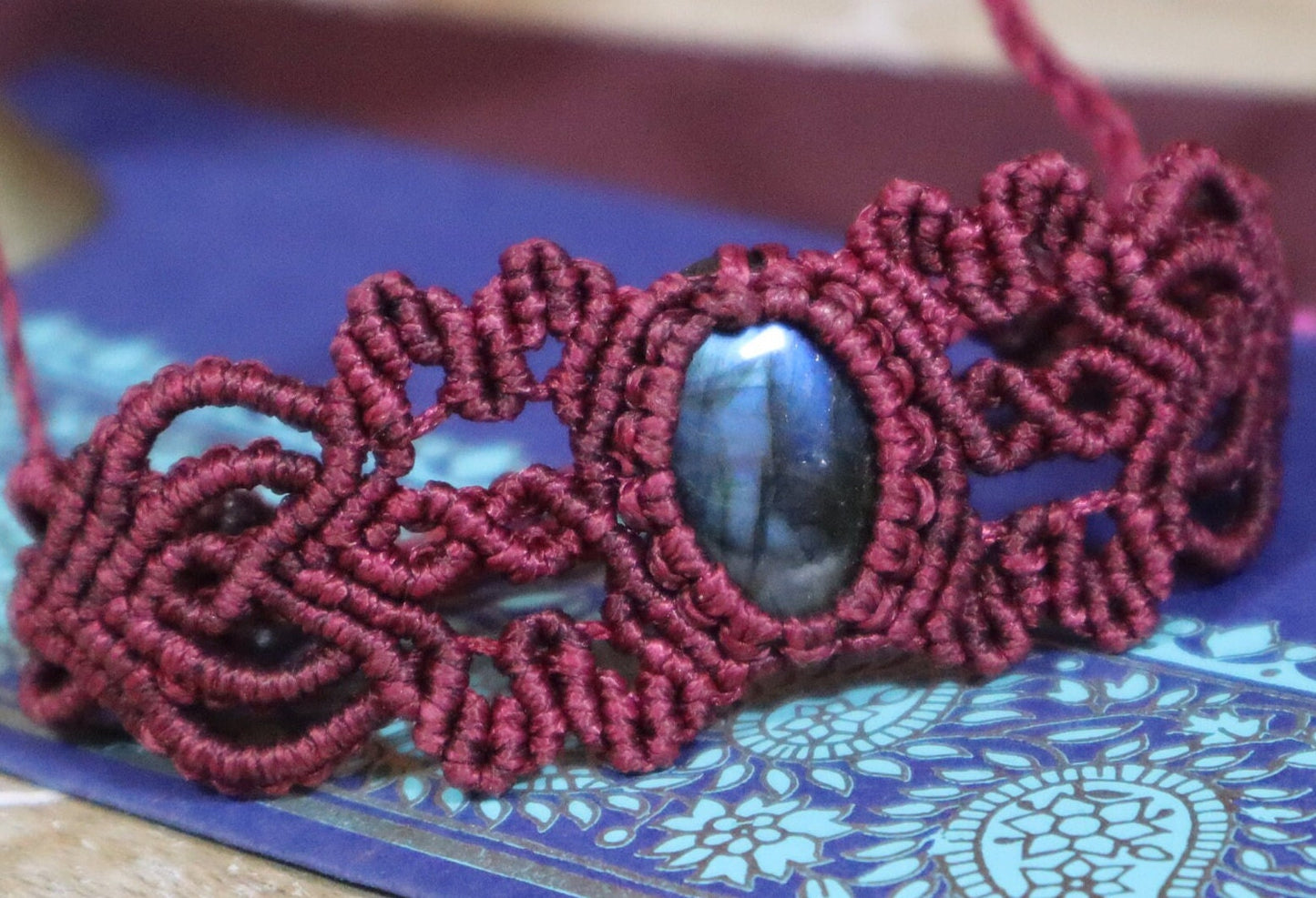 Dunkelrotes  Macramee Armband