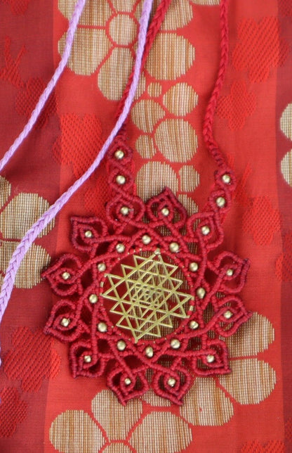 Sri Yantra Mandala Anhänger, Sri Yantra Halskette Makramee, Macrame Halskette, Heilige Geometrie, Devi, Göttin, Tantra, Mandalakette