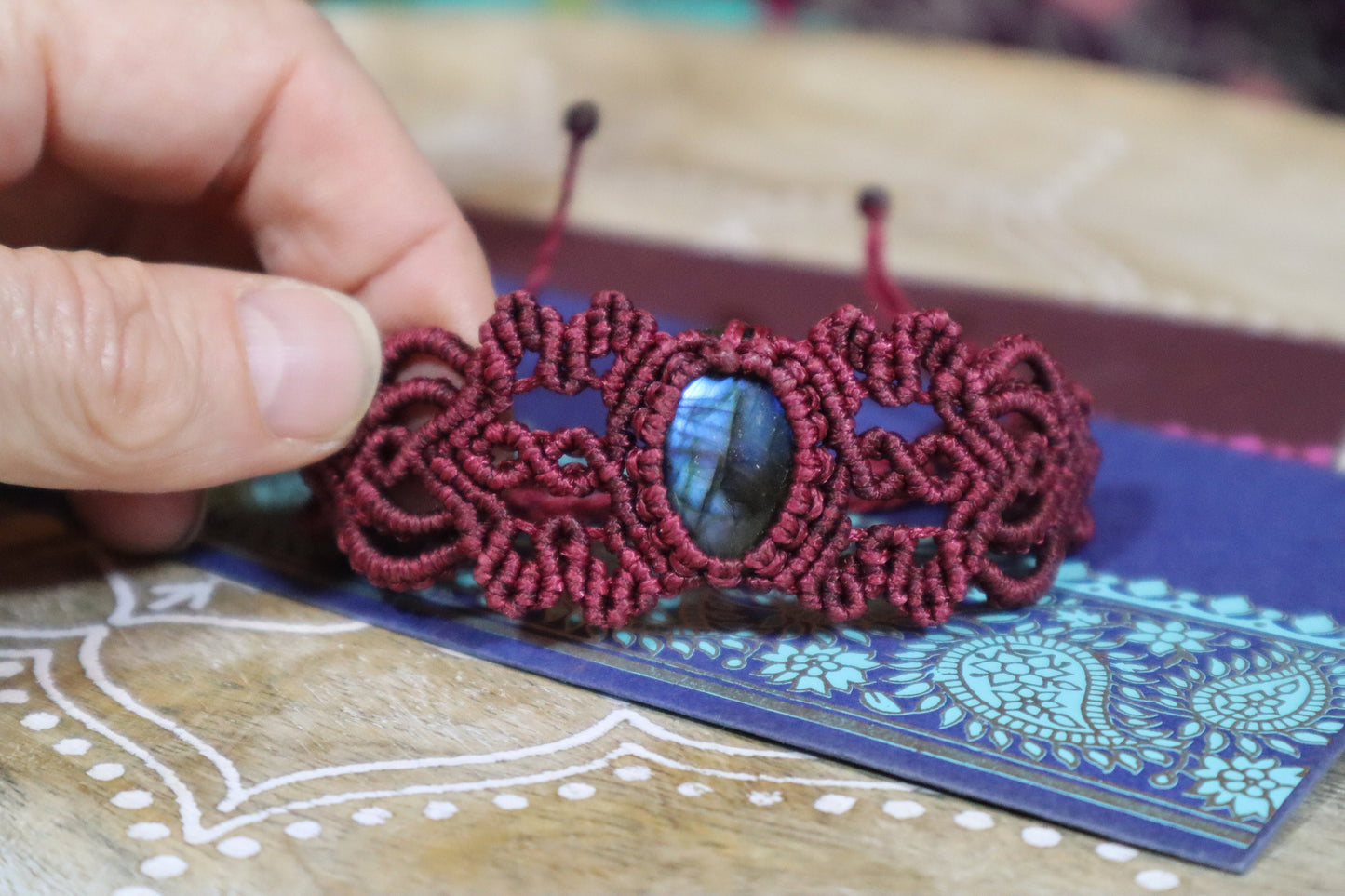 Dunkelrotes  Macramee Armband