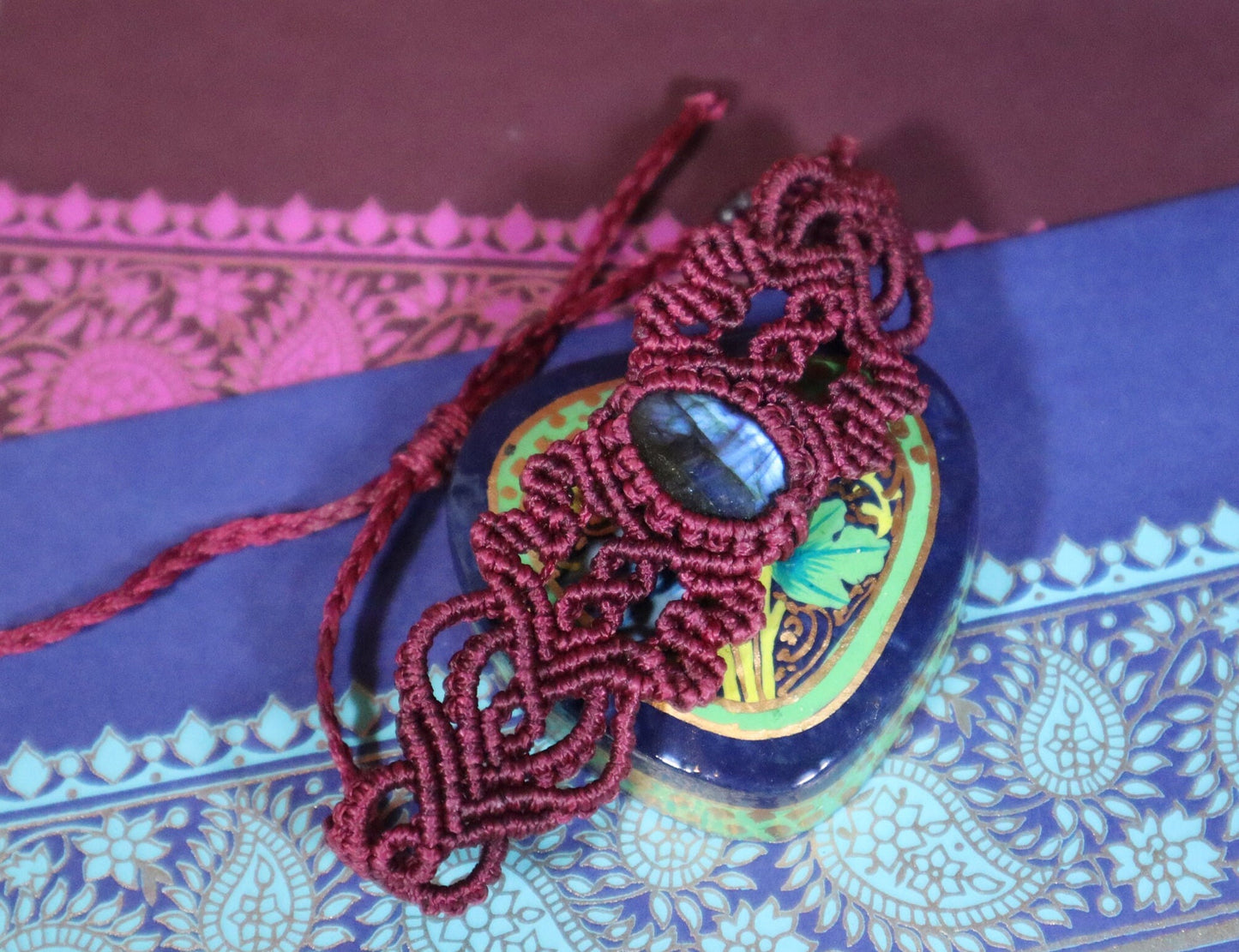 Dunkelrotes  Macramee Armband
