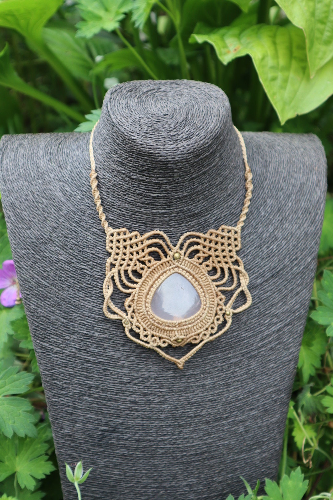 Beiges Makramee Collier mit Rosenquarz