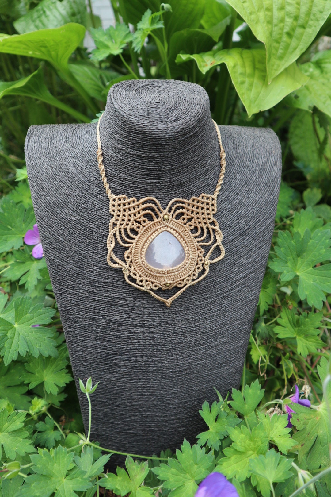 Beiges Makramee Collier mit Rosenquarz