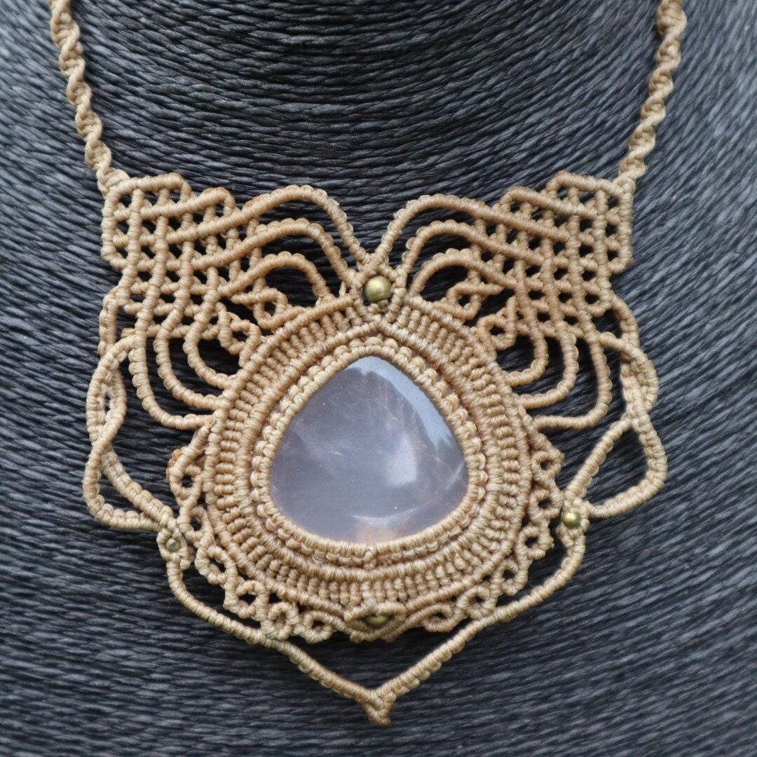 Beiges Makramee Collier mit Rosenquarz