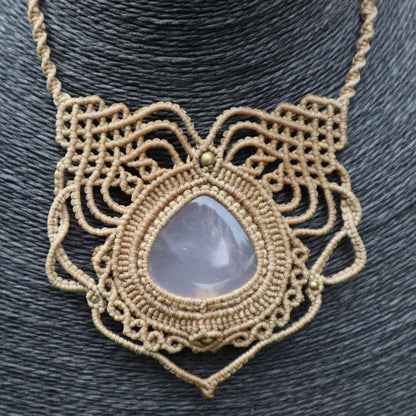 Beiges Makramee Collier mit Rosenquarz