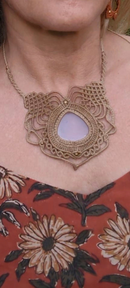 Beiges Makramee Collier mit Rosenquarz