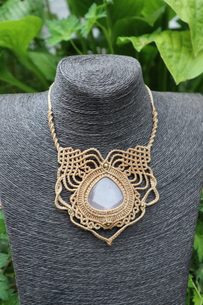 Beiges Makramee Collier mit Rosenquarz