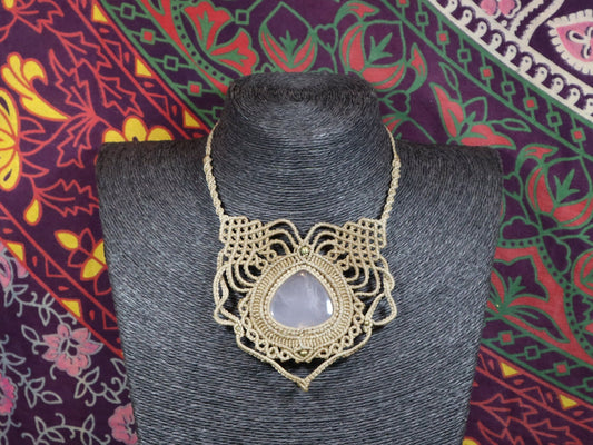 Beiges Makramee Collier mit Rosenquarz