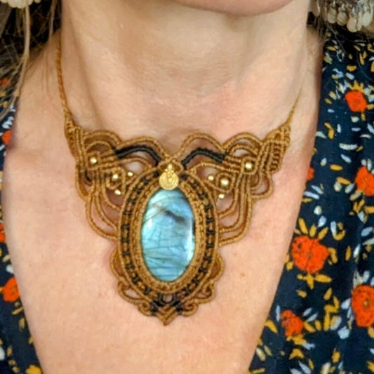 Beigebraunes Makramee Collier mit Labradorit