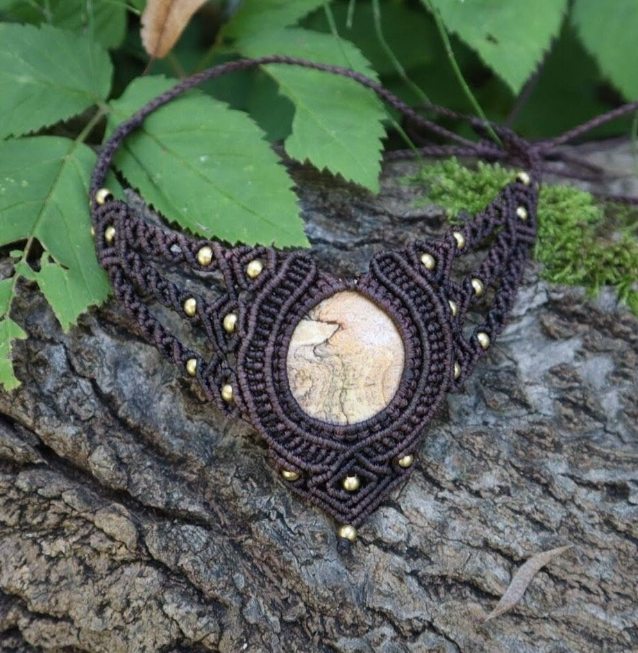 Braune Makramee Collier mit hellem Jaspis