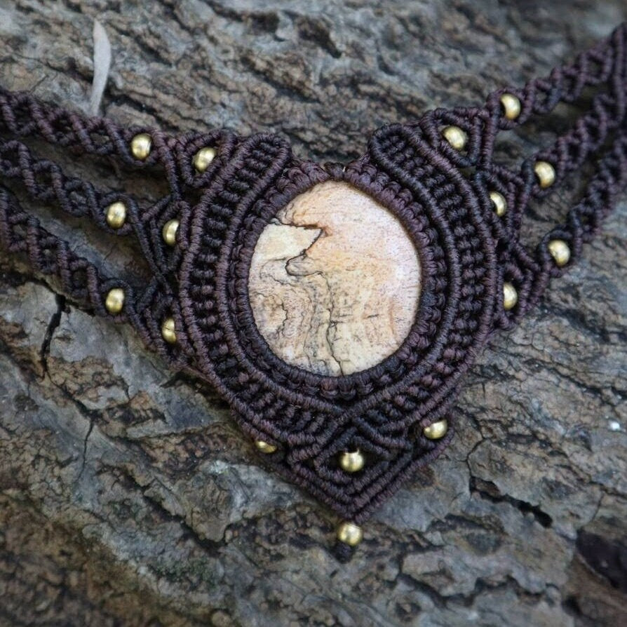 Braune Makramee Collier mit hellem Jaspis