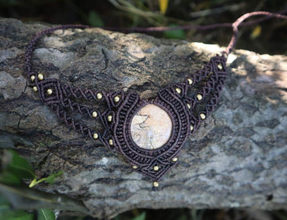 Braune Makramee Collier mit hellem Jaspis