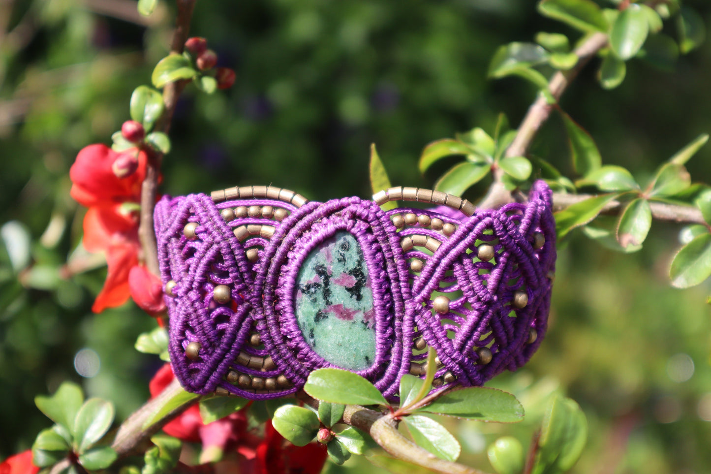 Lila Armband aus handgeknüpftem