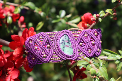 Lila Armband aus handgeknüpftem