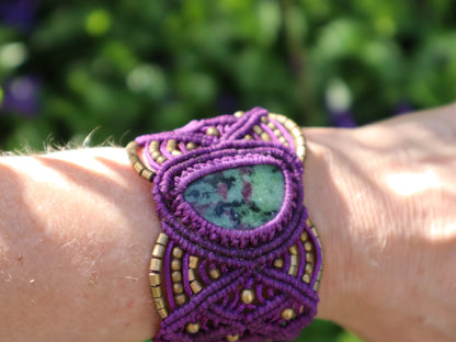 Lila Armband aus handgeknüpftem