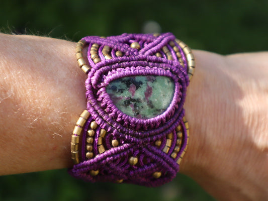 Lila Armband aus handgeknüpftem