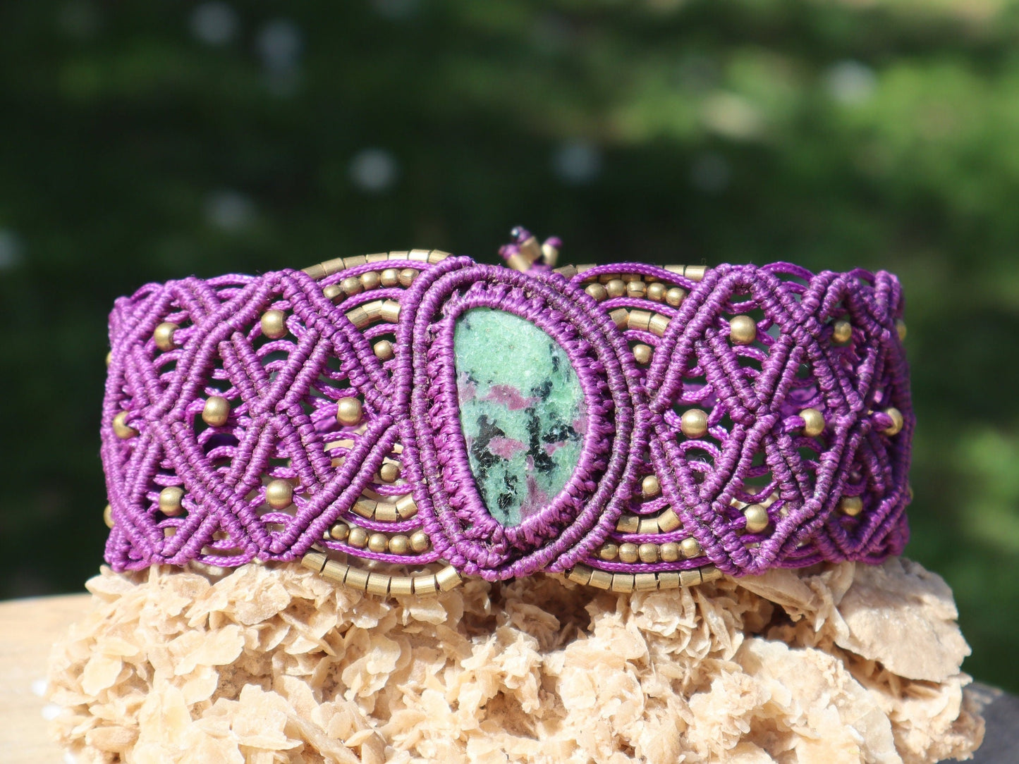 Lila Armband aus handgeknüpftem