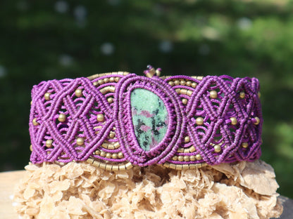 Lila Armband aus handgeknüpftem