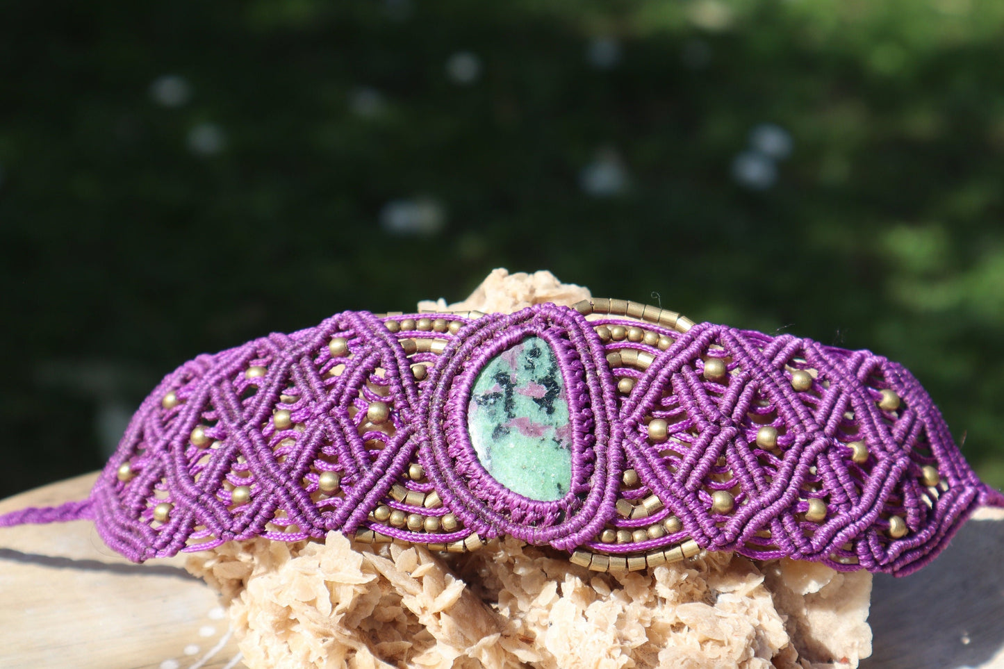 Lila Armband aus handgeknüpftem