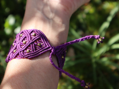 Lila Armband aus handgeknüpftem