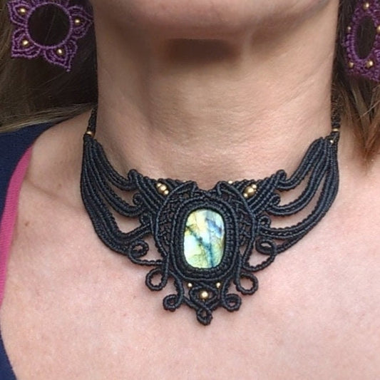 Schwarzes Makramee Collier mit Labradorit