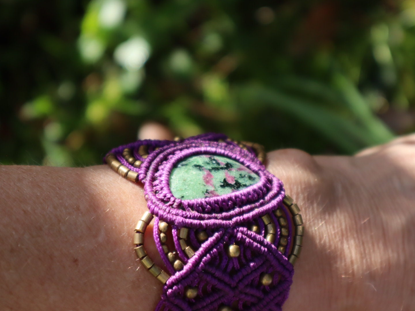 Lila Armband aus handgeknüpftem
