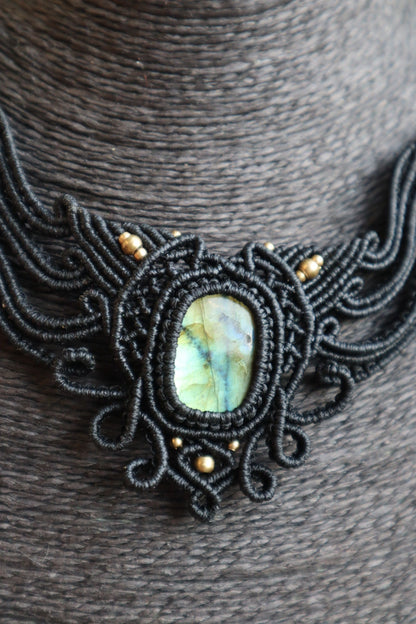 Schwarzes Makramee Collier mit Labradorit