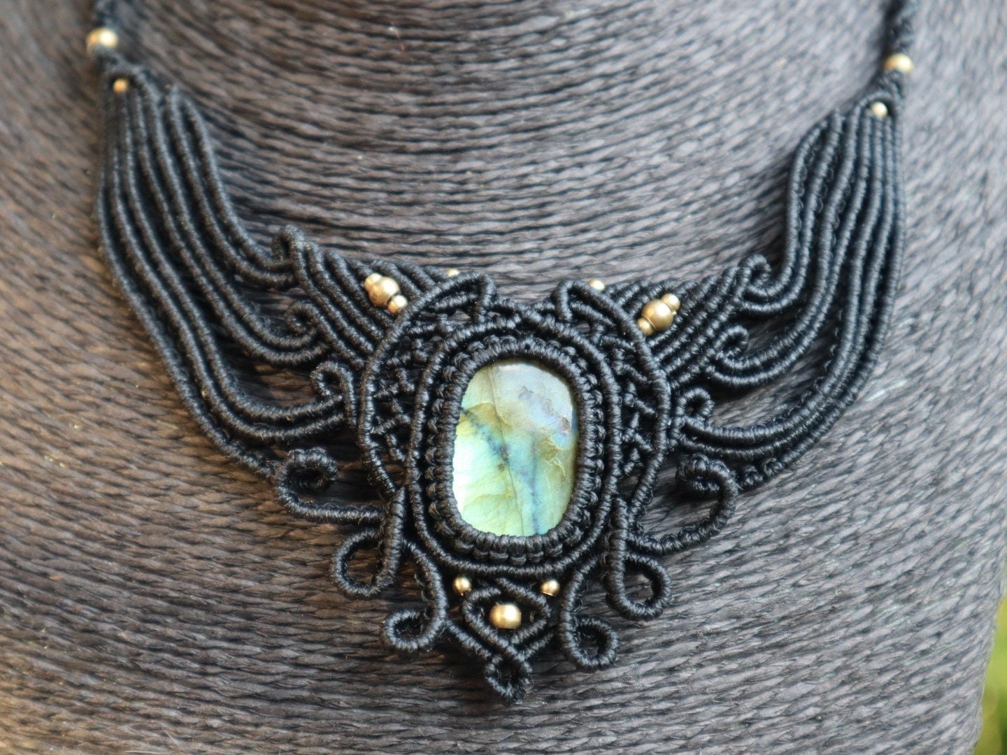 Schwarzes Makramee Collier mit Labradorit