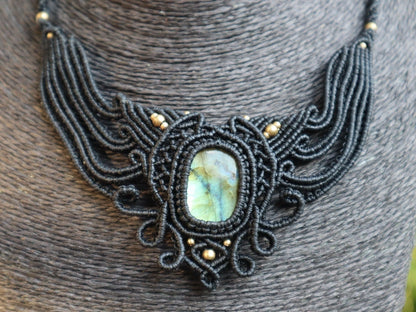Schwarzes Makramee Collier mit Labradorit