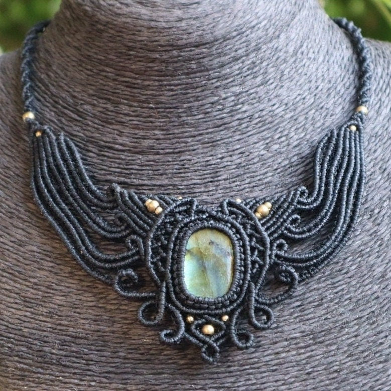 Schwarzes Makramee Collier mit Labradorit