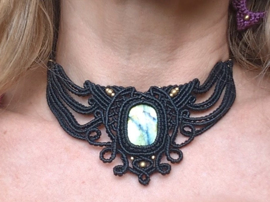 Schwarzes Makramee Collier mit Labradorit