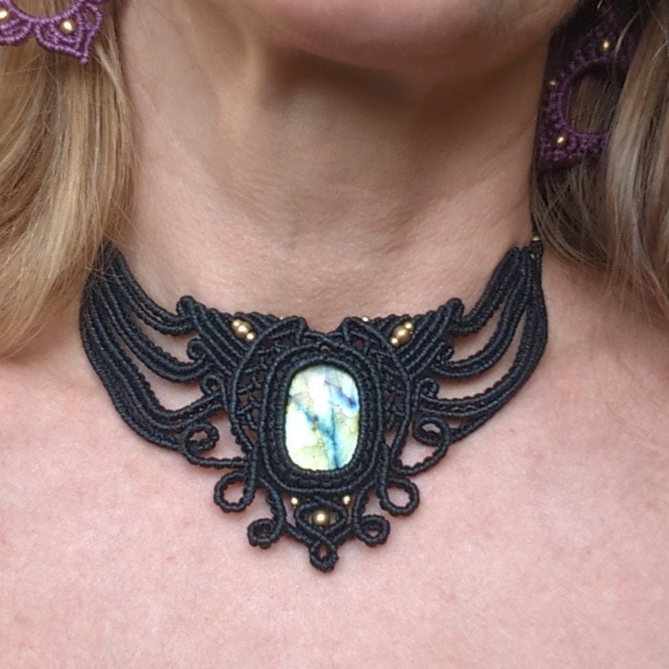 Schwarzes Makramee Collier mit Labradorit
