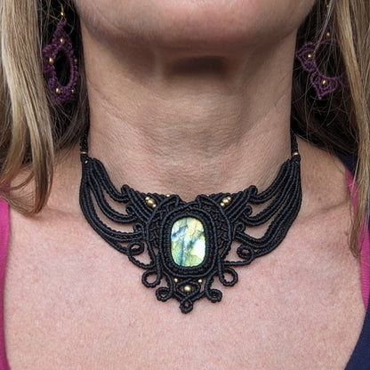 Schwarzes Makramee Collier mit Labradorit