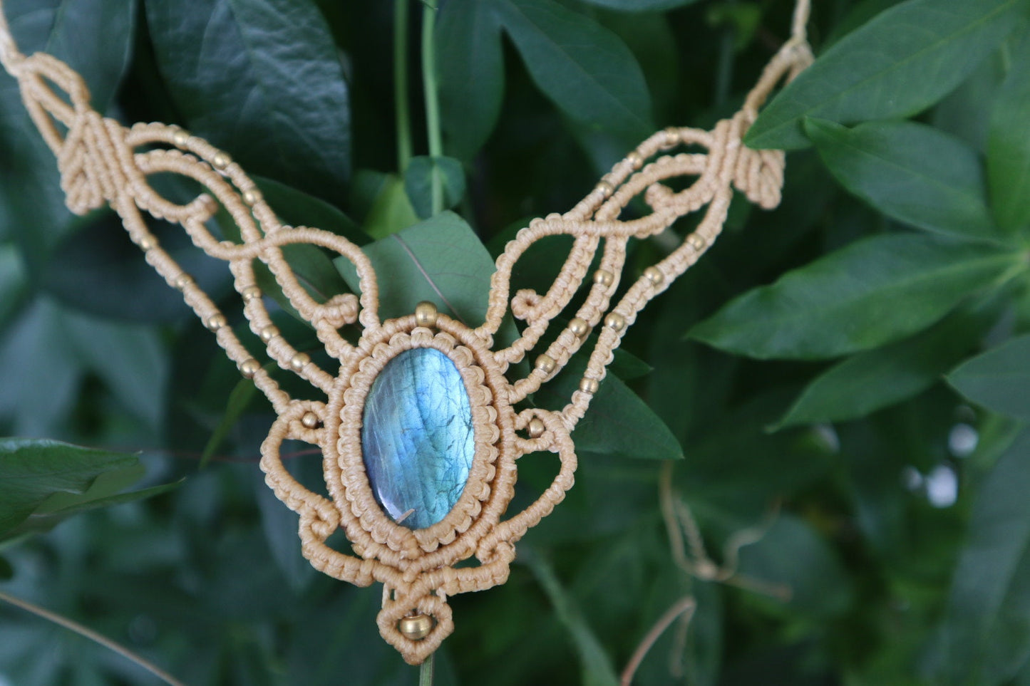 Beiges Makramee Collier mit Labradorit