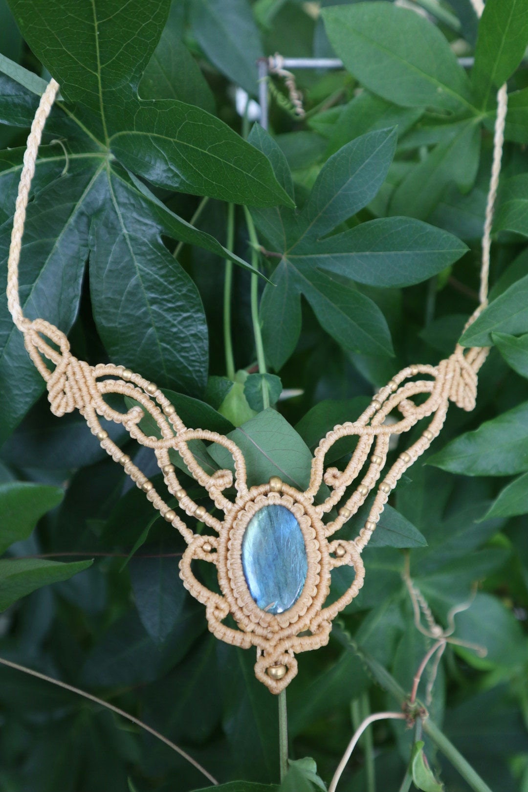 Beiges Makramee Collier mit Labradorit