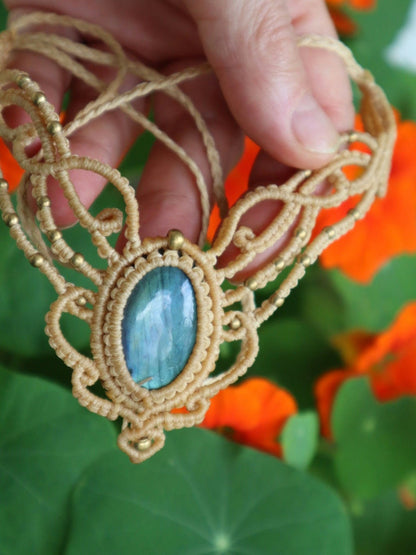 Beiges Makramee Collier mit Labradorit