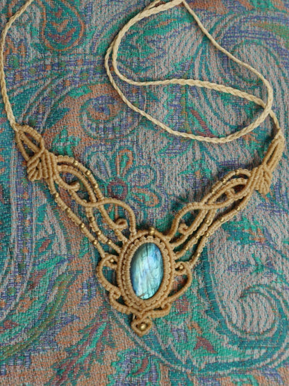 Beiges Makramee Collier mit Labradorit