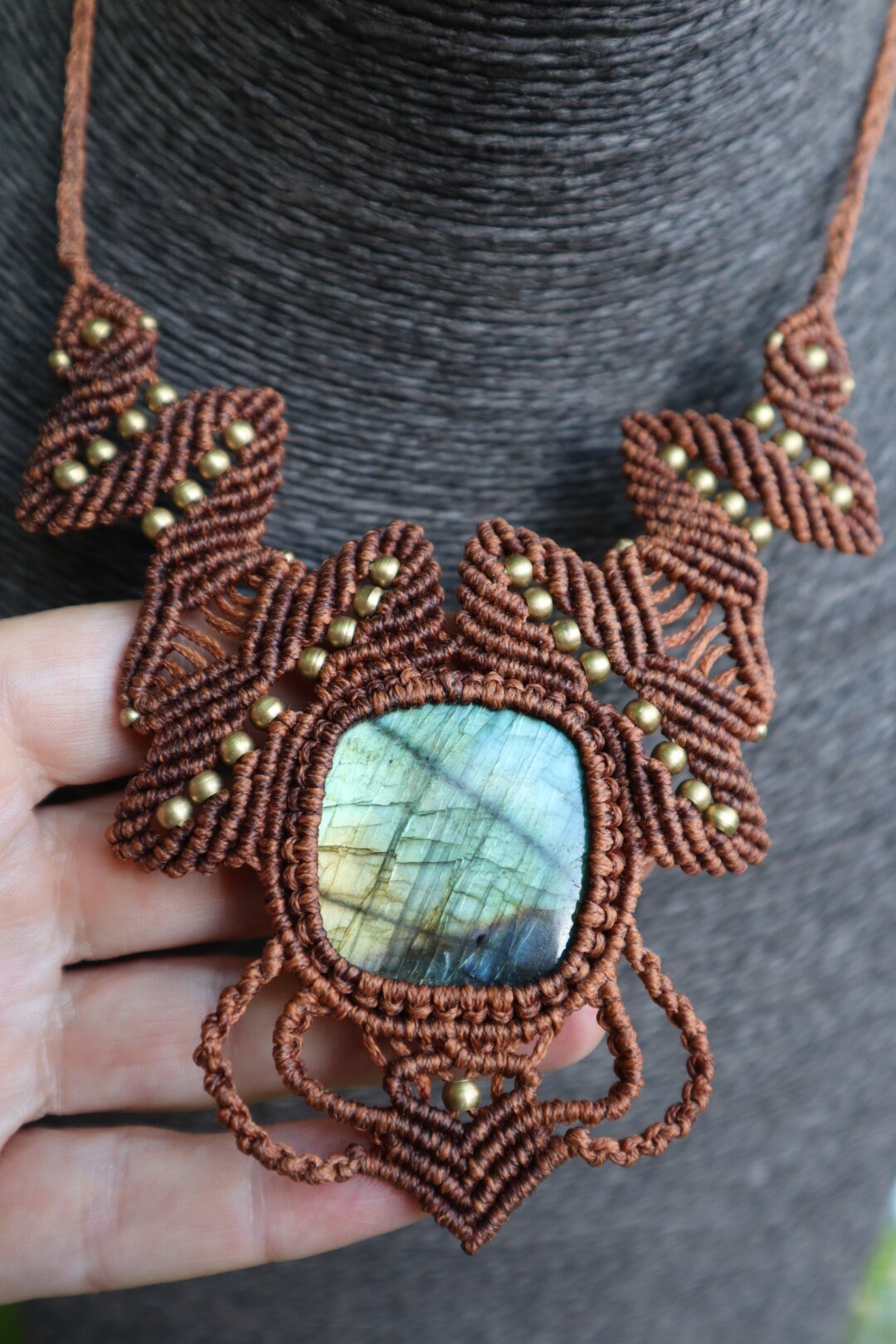 Hellbraunes Makramee Collier mit Labradorit
