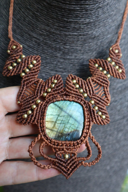 Hellbraunes Makramee Collier mit Labradorit