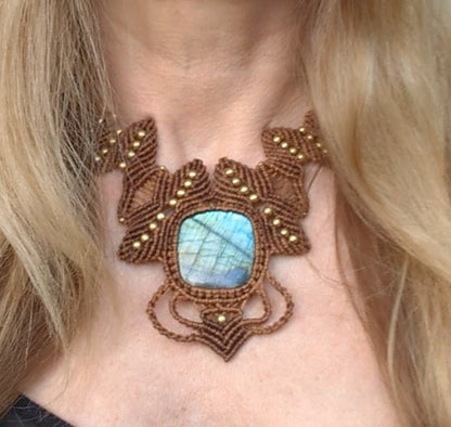 Hellbraunes Makramee Collier mit Labradorit