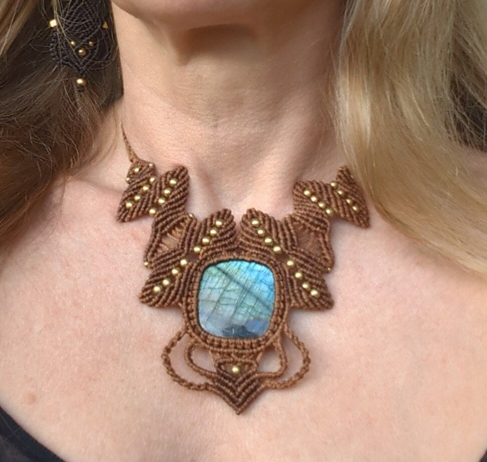 Hellbraunes Makramee Collier mit Labradorit