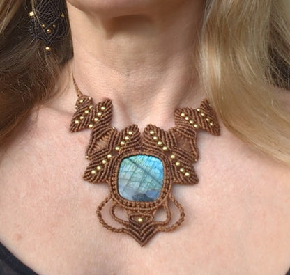 Hellbraunes Makramee Collier mit Labradorit