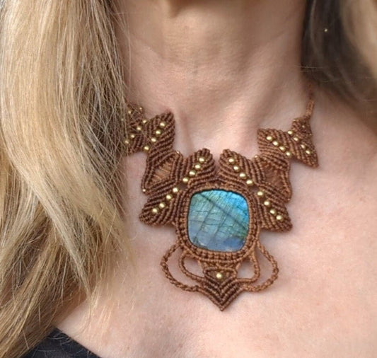 Hellbraunes Makramee Collier mit Labradorit