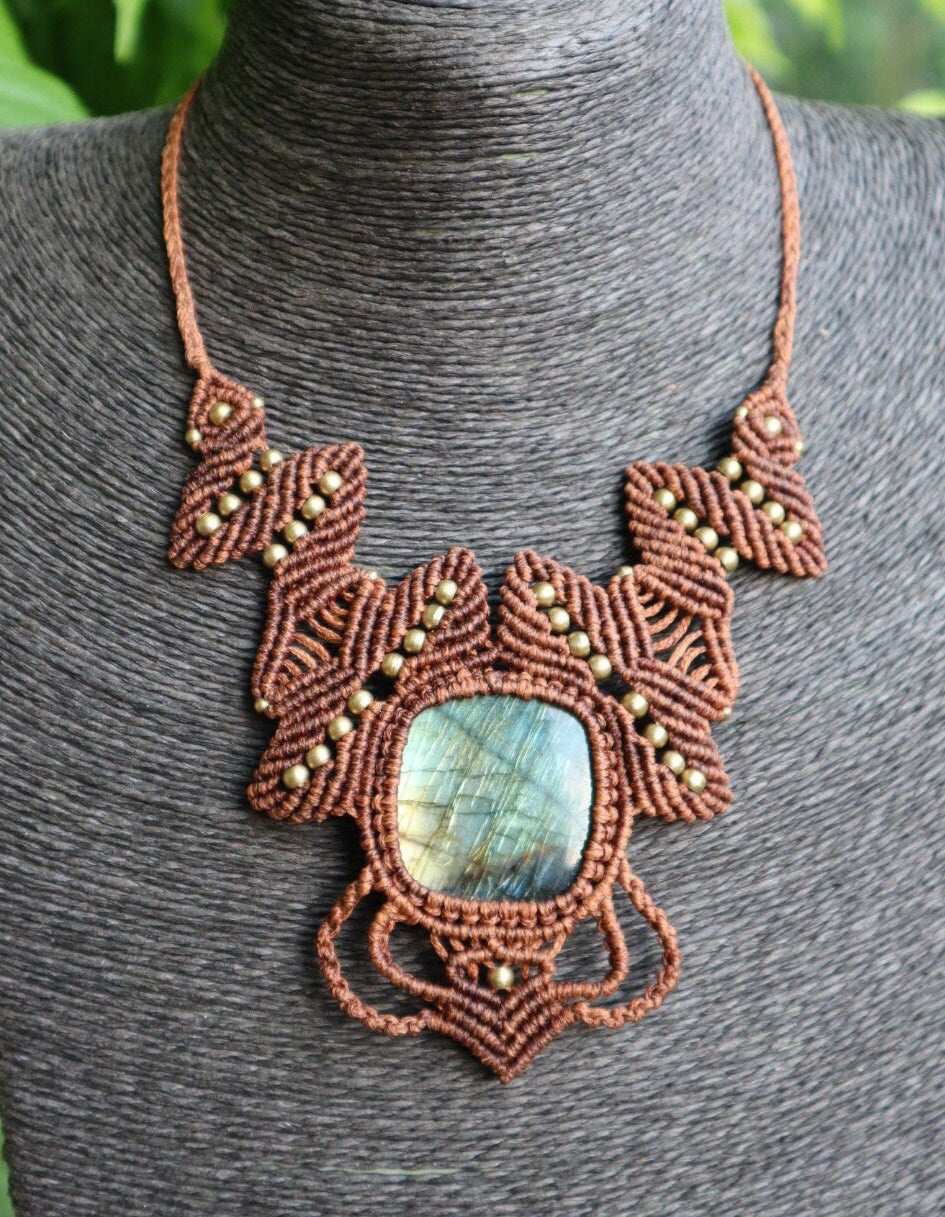Hellbraunes Makramee Collier mit Labradorit