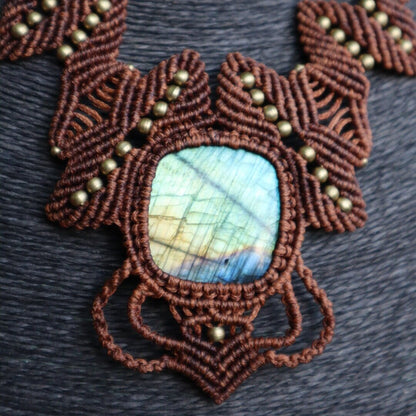 Hellbraunes Makramee Collier mit Labradorit
