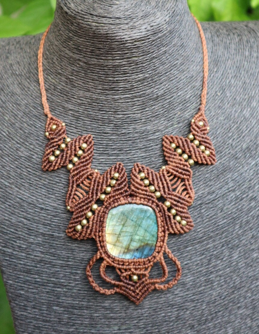 Hellbraunes Makramee Collier mit Labradorit