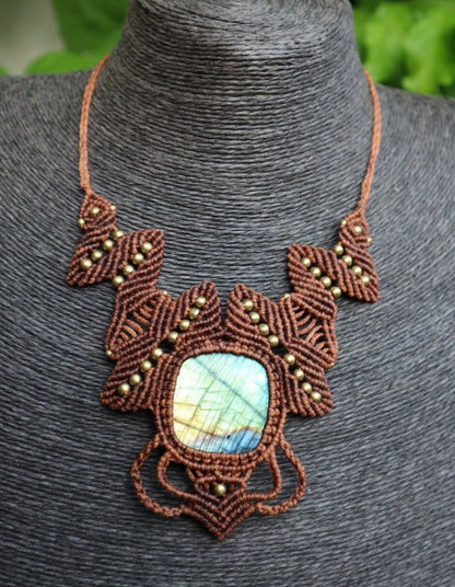 Hellbraunes Makramee Collier mit Labradorit
