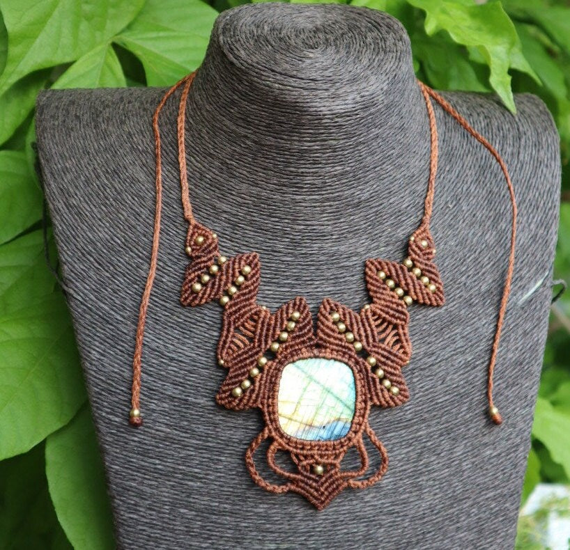 Hellbraunes Makramee Collier mit Labradorit